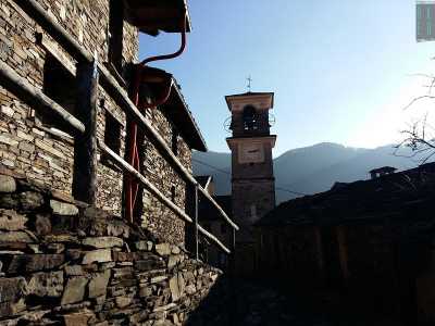 Anche in un agglomerato di case cos� ridotto c'� spazio per un edificio sacro: la chiesa di San Martino e Barnaba, contraddistinta da una meridiana color porpora